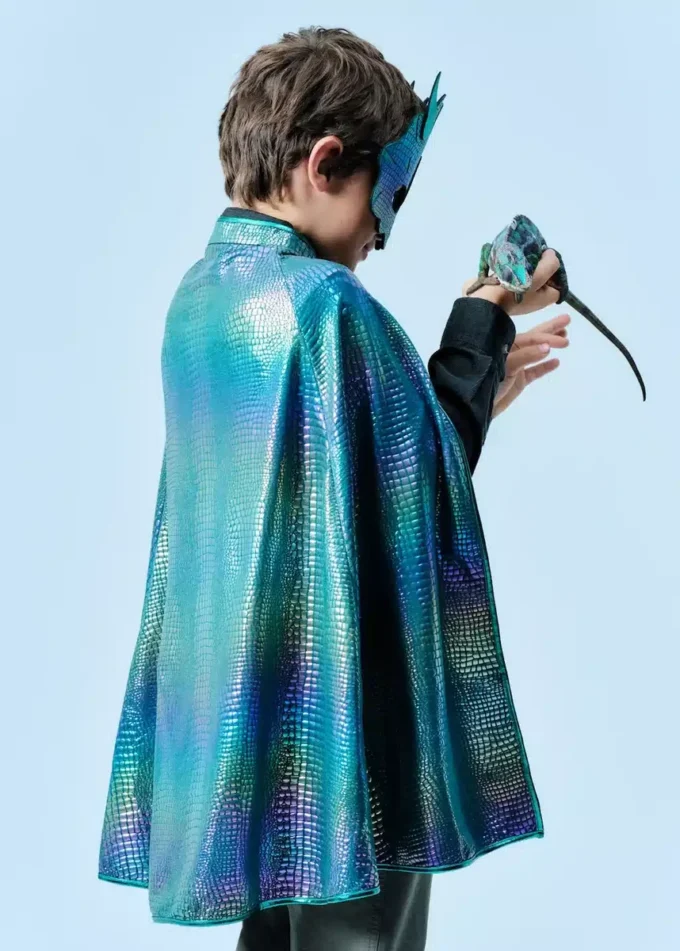 Mantello con maschera da drago Mantello con maschera da drago