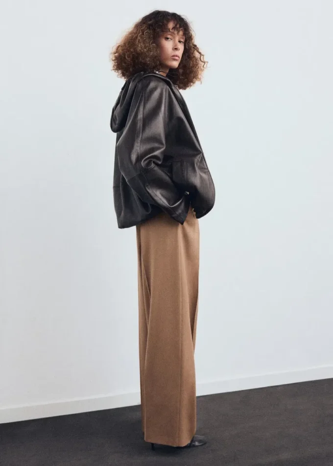 Pantaloni a gamba dritta con piega e chiusura frontale Pantaloni a gamba dritta con piega e chiusura frontale