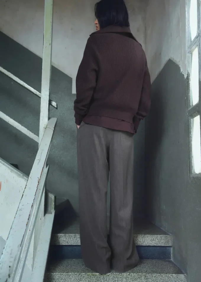 Pantaloni a pieghe con gamba larga Pantaloni a pieghe con gamba larga