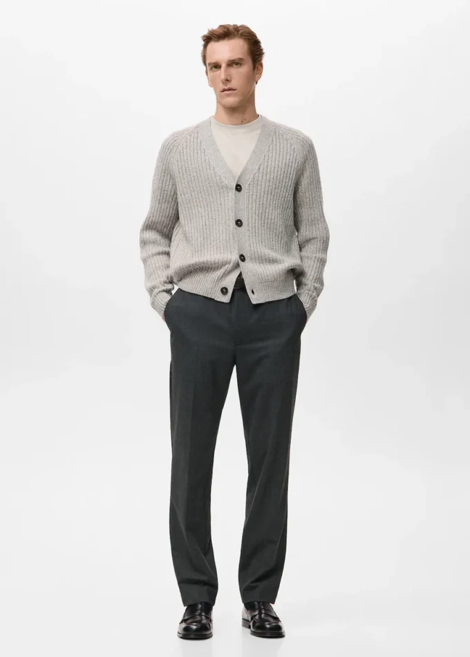 Pantaloni a pieghe dalla vestibilità regolare Pantaloni a pieghe dalla vestibilità regolare