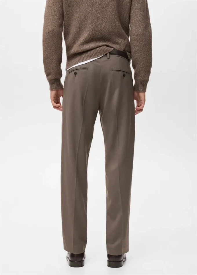 Pantaloni a pieghe dalla vestibilità regolare Pantaloni a pieghe dalla vestibilità regolare