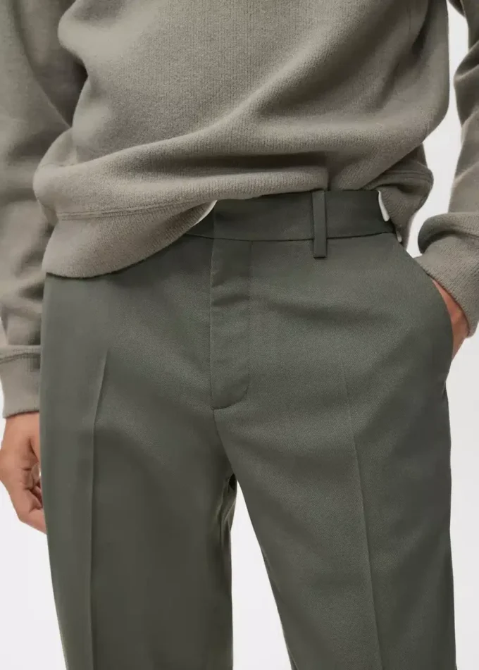 Pantaloni a pieghe dalla vestibilità regolare Pantaloni a pieghe dalla vestibilità regolare