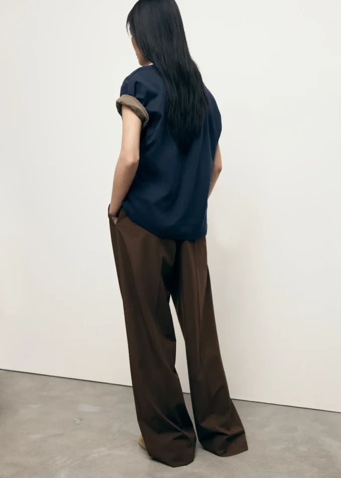 Pantaloni a vita bassa e gamba larga Pantaloni a vita bassa e gamba larga