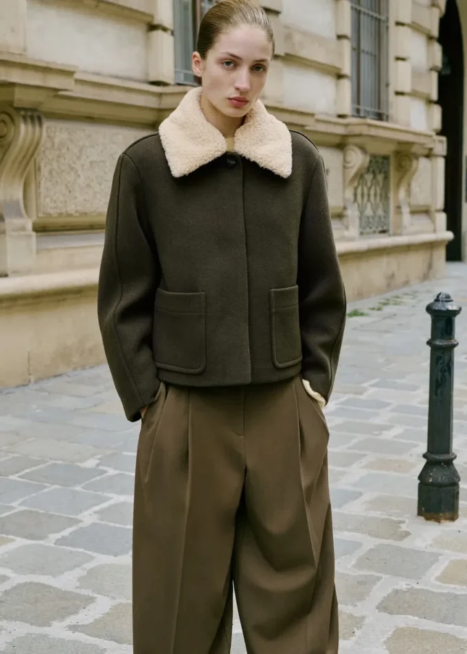 Pantaloni a vita media con piega e gamba larga Pantaloni a vita media con piega e gamba larga