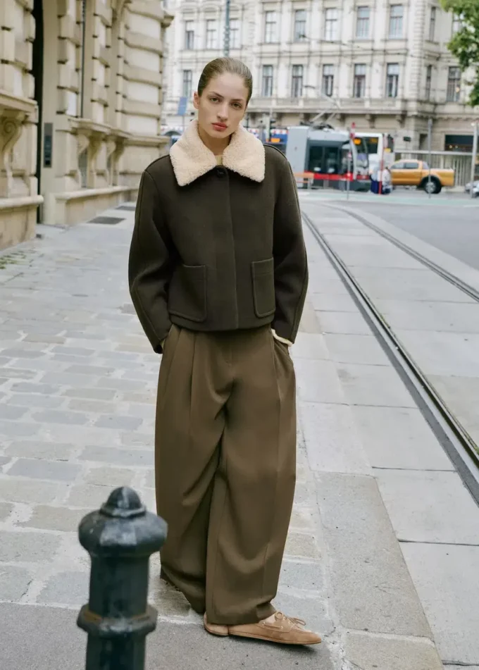 Pantaloni a vita media con piega e gamba larga Pantaloni a vita media con piega e gamba larga