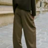 Pantaloni a vita media con piega e gamba larga Pantaloni a vita media con piega e gamba larga
