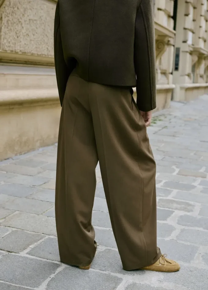 Pantaloni a vita media con piega e gamba larga Pantaloni a vita media con piega e gamba larga