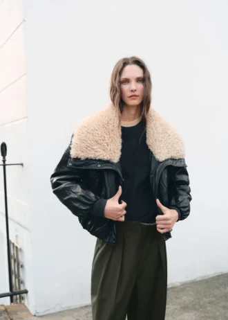 Pantaloni con pieghe e dettaglio bottone