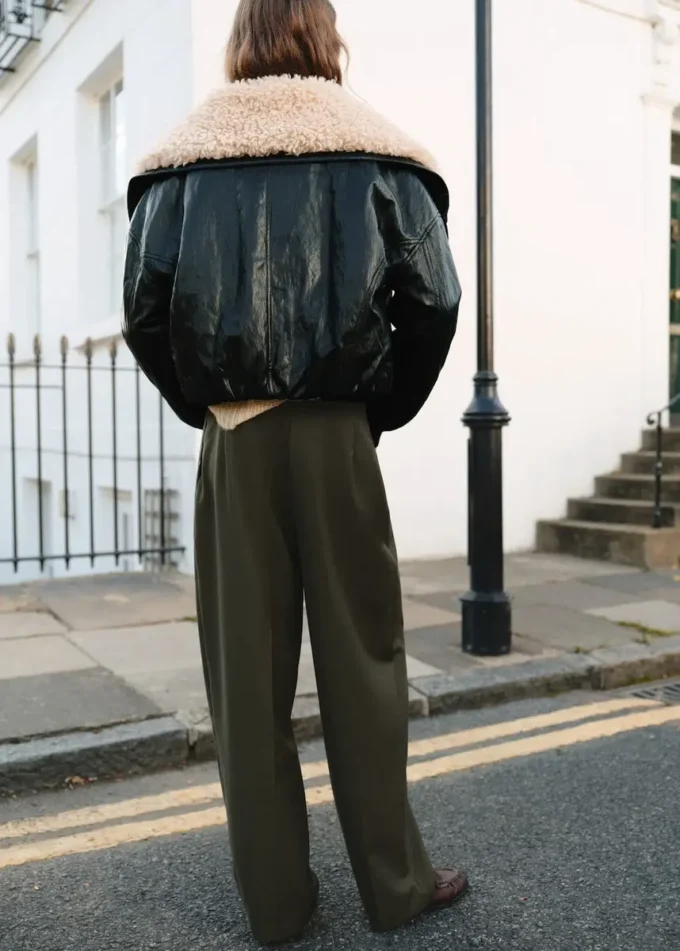 Pantaloni con pieghe e dettaglio bottone Pantaloni con pieghe e dettaglio bottone