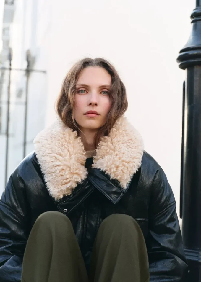 Pantaloni con pieghe e dettaglio bottone Pantaloni con pieghe e dettaglio bottone