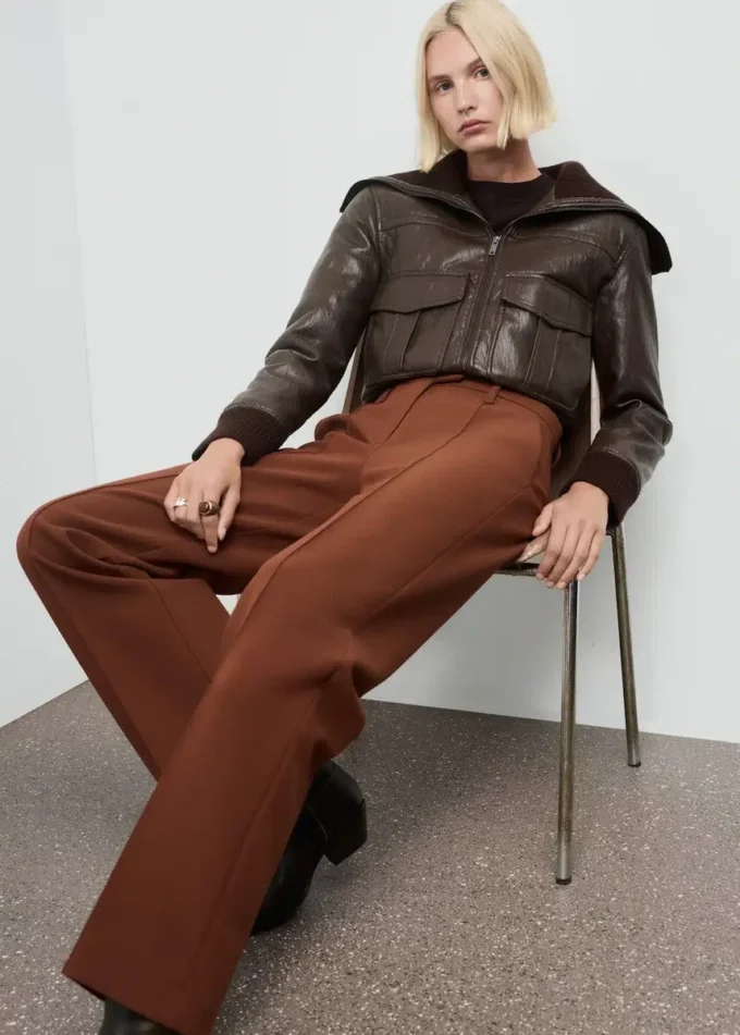 Pantaloni dritti con cuciture a vista Pantaloni dritti con cuciture a vista