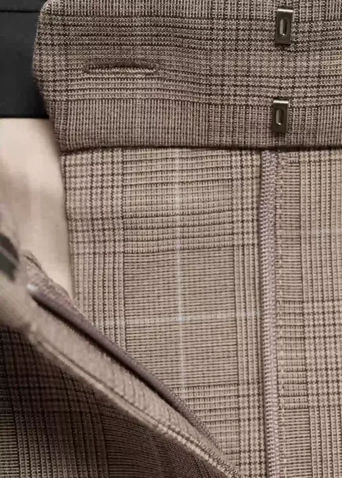 Pantaloni eleganti a quadri con gamba larga Pantaloni eleganti a quadri con gamba larga