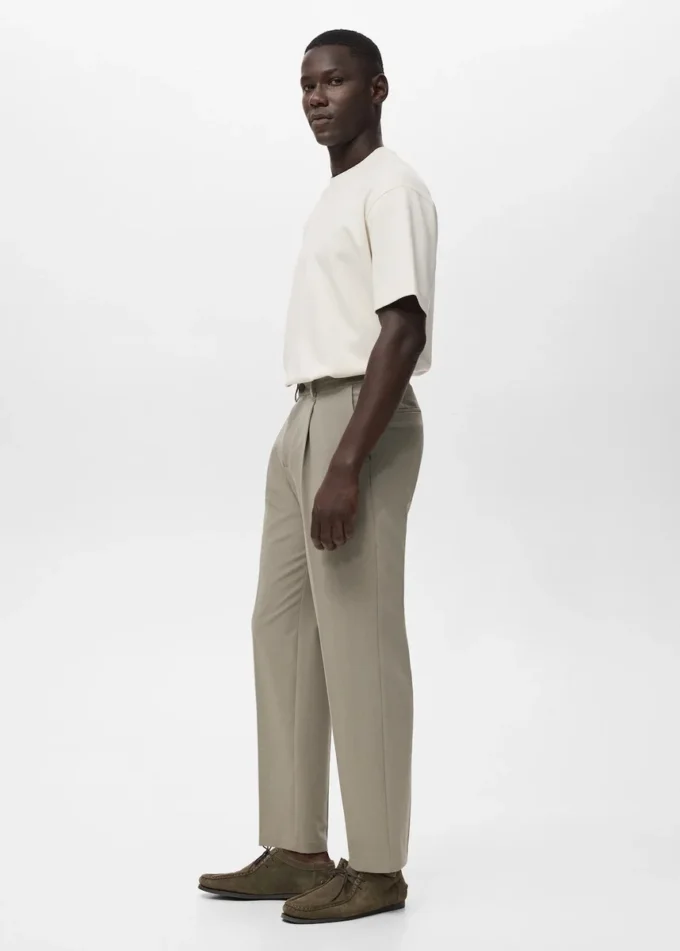 Pantaloni fluidi a gamba dritta con pieghe Pantaloni fluidi a gamba dritta con pieghe