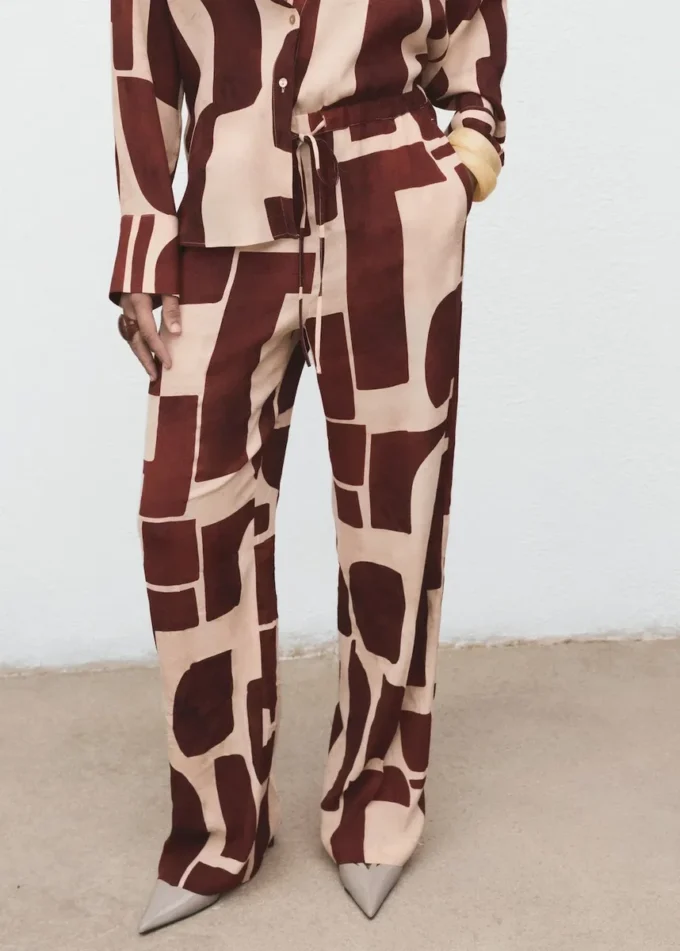 Pantaloni fluidi con motivo geometrico Pantaloni fluidi con motivo geometrico