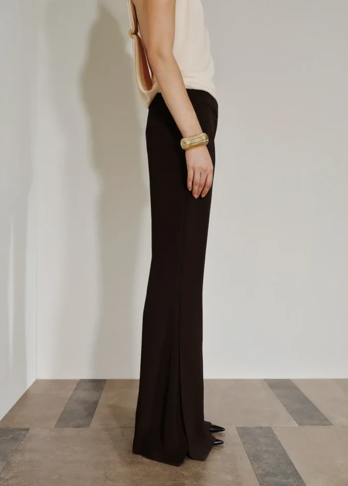 Pantaloni fluidi con spacchi laterali Pantaloni fluidi con spacchi laterali