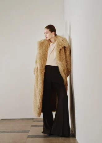 Pantaloni fluidi con spacchi laterali Pantaloni fluidi con spacchi laterali