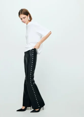 Pantaloni in ecopelle con borchie