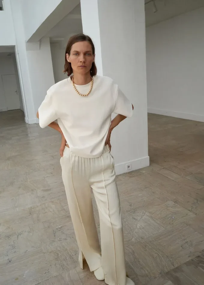 Pantaloni in raso con aperture laterali Pantaloni in raso con aperture laterali