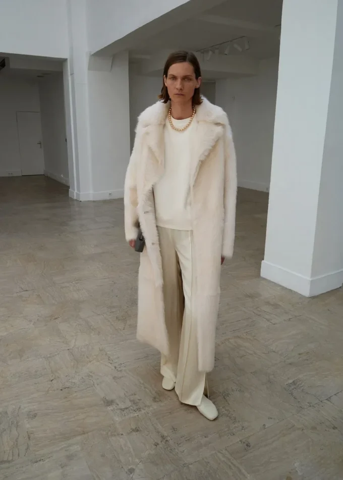 Pantaloni in raso con aperture laterali Pantaloni in raso con aperture laterali