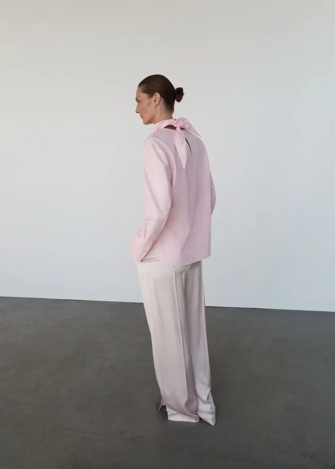 Pantaloni in raso con aperture laterali Pantaloni in raso con aperture laterali