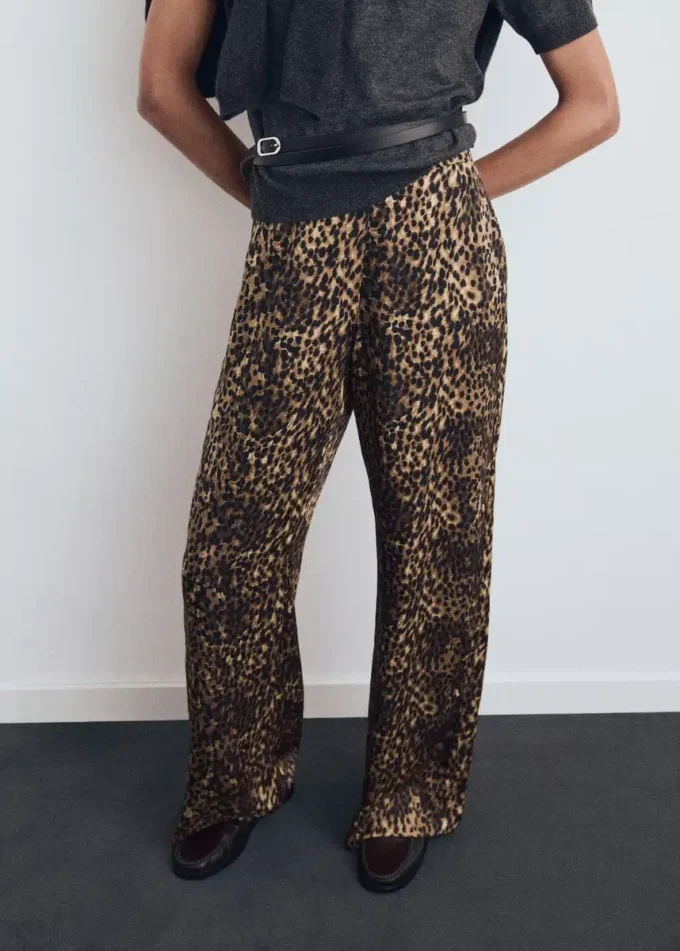 Pantaloni in raso con stampa leopardata Pantaloni in raso con stampa leopardata