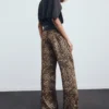 Pantaloni in raso con stampa leopardata Pantaloni in raso con stampa leopardata