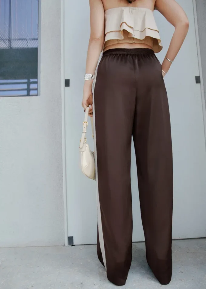 Pantaloni in raso con strisce a contrasto Pantaloni in raso con strisce a contrasto