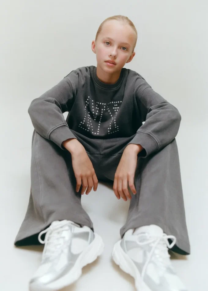 Pantaloni jogging a gamba larga con cuciture a vista Pantaloni jogging a gamba larga con cuciture a vista