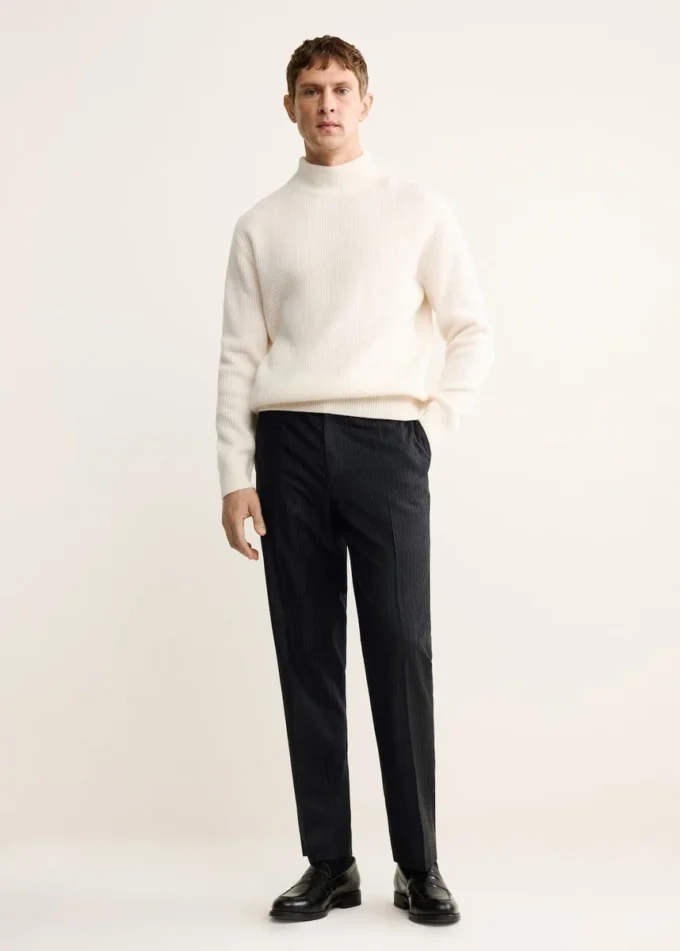 Pantaloni regular fit in 100% lana vergine a righe sottili Pantaloni regular fit in 100% lana vergine a righe sottili