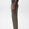 Pantaloni slim fit in tessuto elasticizzato con coulisse Pantaloni slim fit in tessuto elasticizzato con coulisse