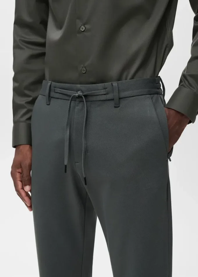 Pantaloni slim fit in tessuto elasticizzato con coulisse Pantaloni slim fit in tessuto elasticizzato con coulisse