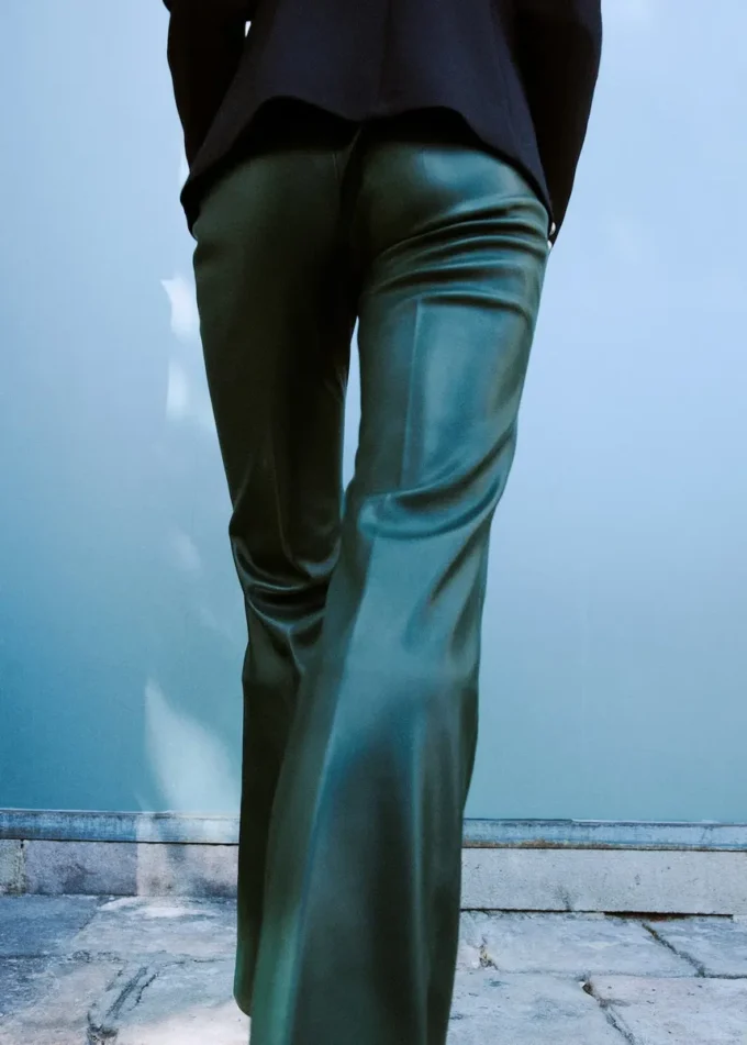 Pantaloni svasati in ecopelle