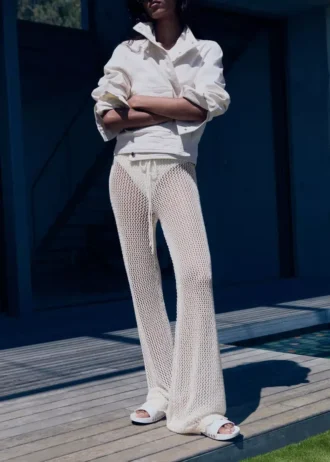 Pantaloni svasati in maglia all’uncinetto