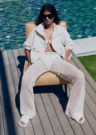 Pantaloni svasati in maglia all’uncinetto