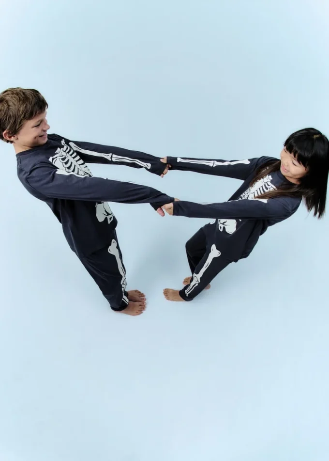 Pigiama scheletro che si illumina al buio Pigiama scheletro che si illumina al buio