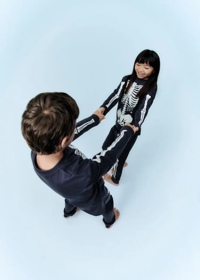 Pigiama scheletro che si illumina al buio Pigiama scheletro che si illumina al buio