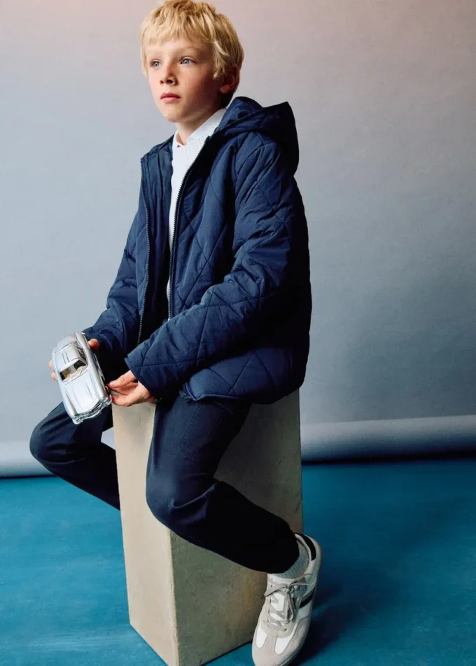 Piumino con cappuccio Piumino con cappuccio