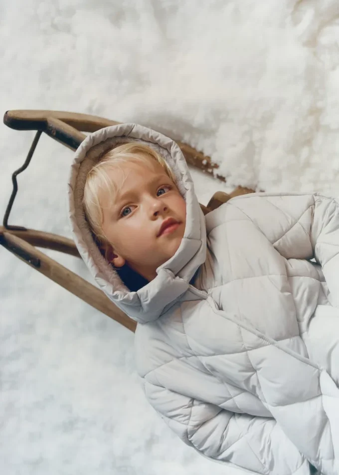 Piumino con cappuccio Piumino con cappuccio