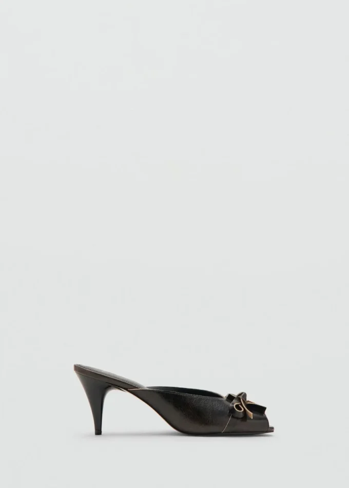 Sandali con tacco alto in pelle con fiocco Sandali con tacco alto in pelle con fiocco