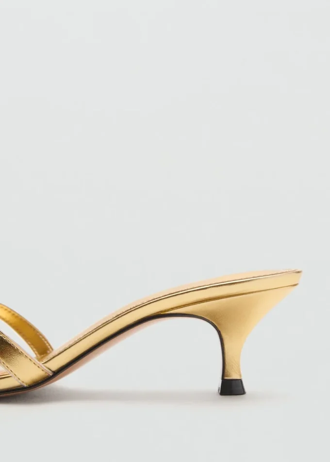 Sandali con tacco basso e cinturini Sandali con tacco basso e cinturini