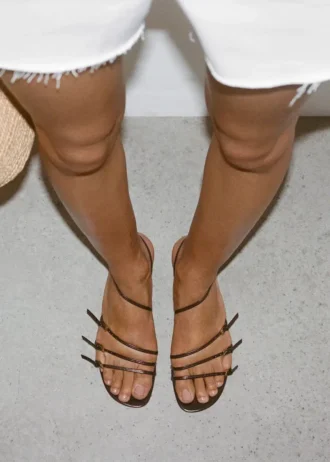 Sandali con tacco basso e fibbia