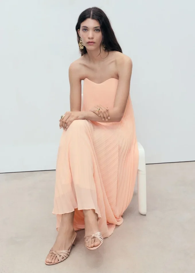 Sandali con tacco basso e strass Sandali con tacco basso e strass