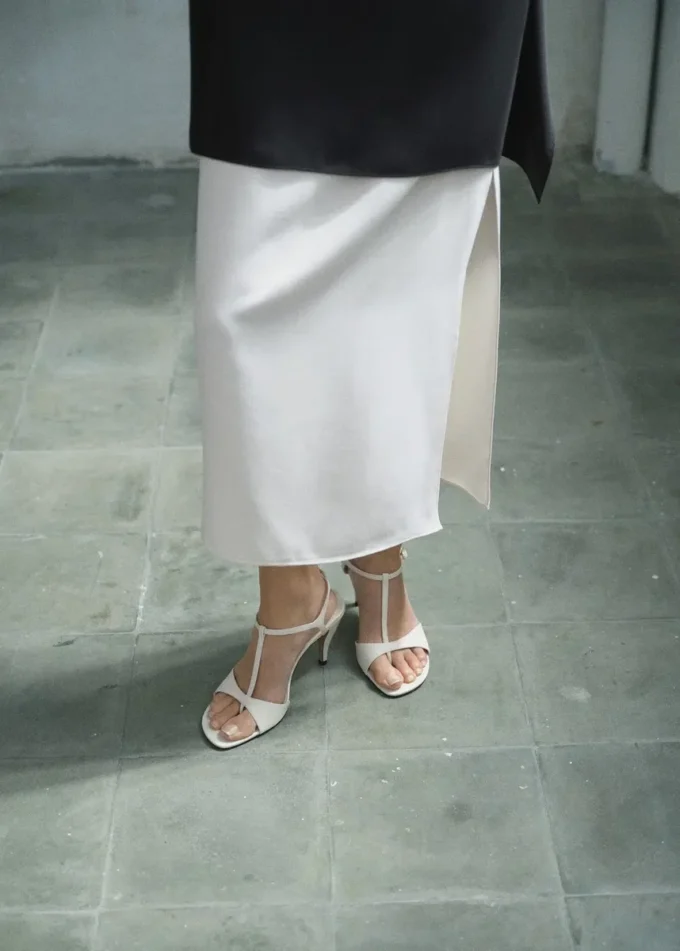 Sandali con tacco in pelle con cinturini Sandali con tacco in pelle con cinturini