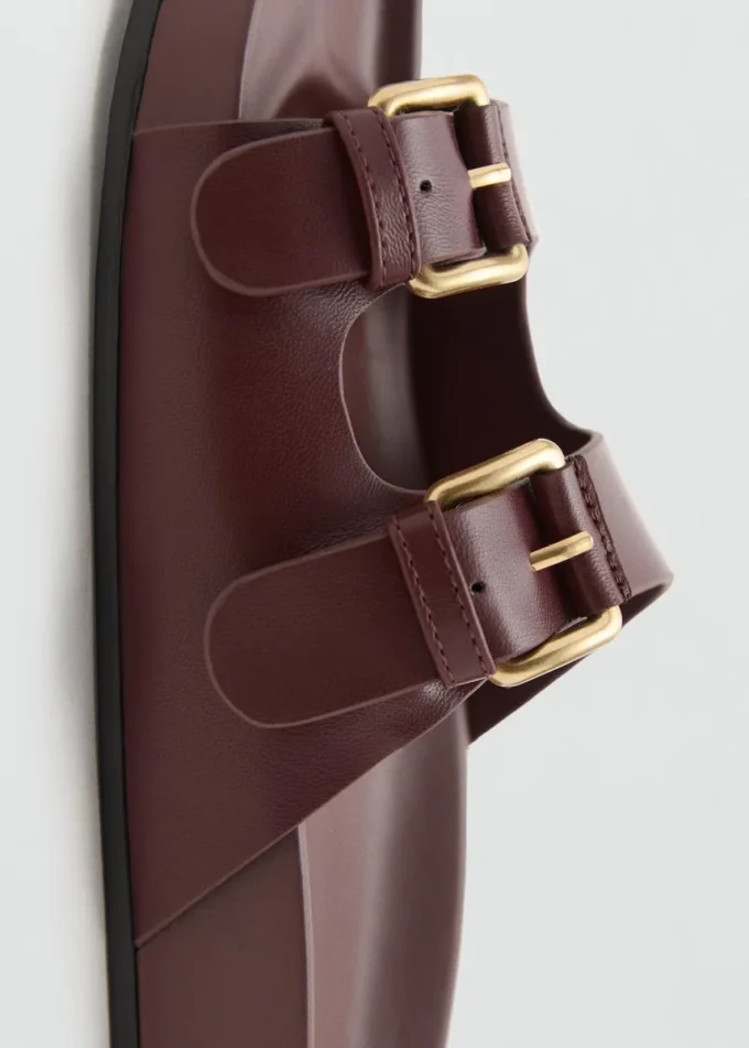 Sandali piatti con fibbia Sandali piatti con fibbia