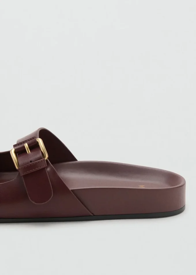 Sandali piatti con fibbia Sandali piatti con fibbia
