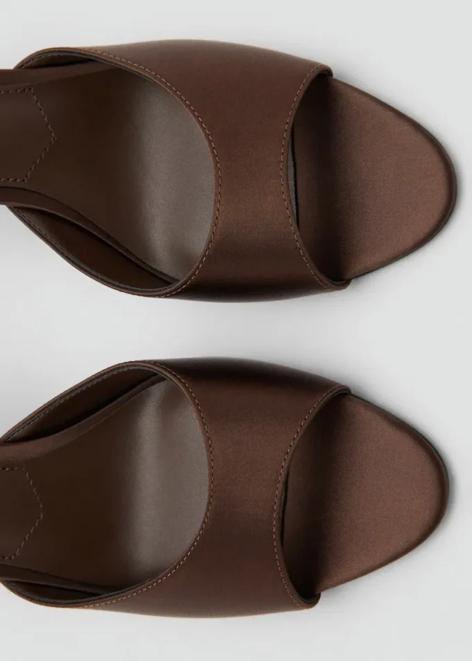 Sandalo con tacco alto in raso Sandalo con tacco alto in raso