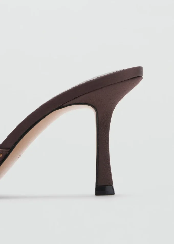 Sandalo con tacco e cinturino con strass Sandalo con tacco e cinturino con strass