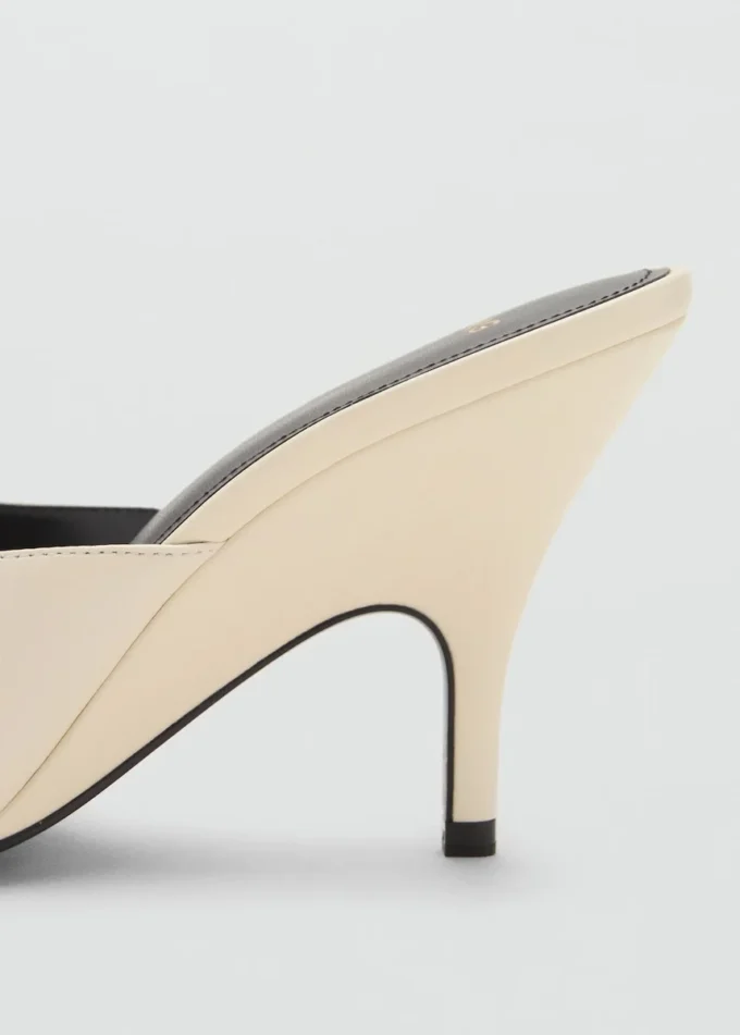 Sandalo con tacco in pelle e cinturini incrociati Sandalo con tacco in pelle e cinturini incrociati