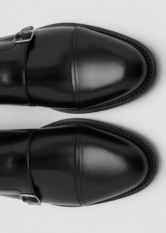 Scarpa in pelle con doppia fibbia Scarpa in pelle con doppia fibbia