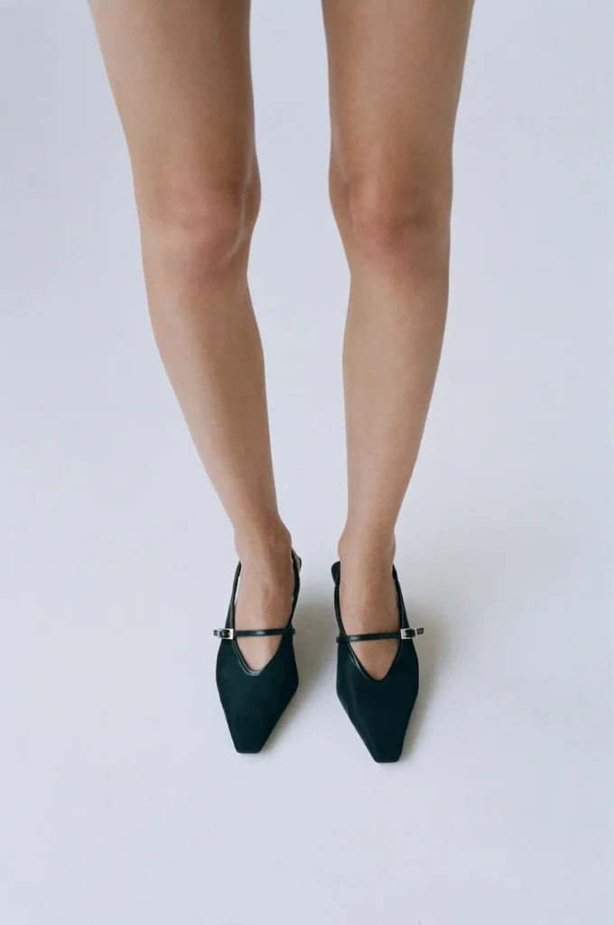 Scarpe con tacco a spillo e fibbia in rete Scarpe con tacco a spillo e fibbia in rete